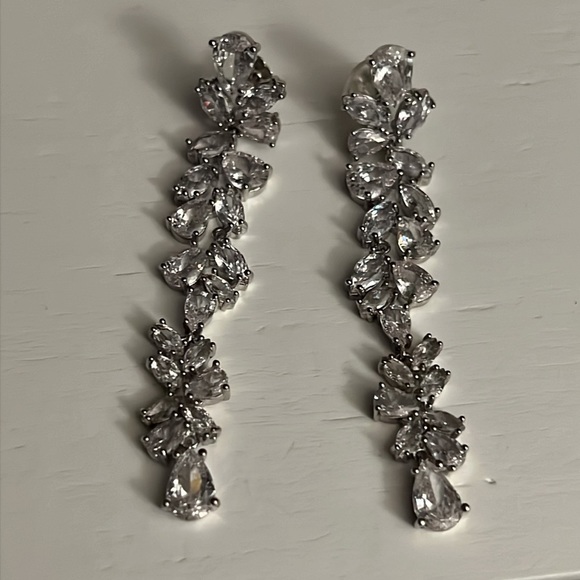 Long dangle crystal bridal earrings - Picture 3 of 3